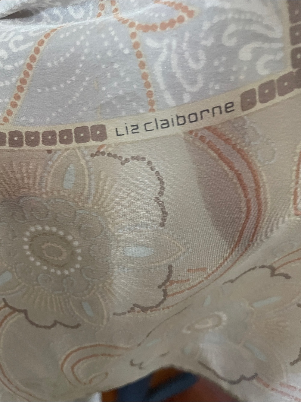 Liz Claiborne 100 % silk reposted  scarf - Picture 3 of 3